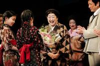 ２００９年「放浪記」カーテンコールで共演者の子役から花束を受ける青木玲子さん
