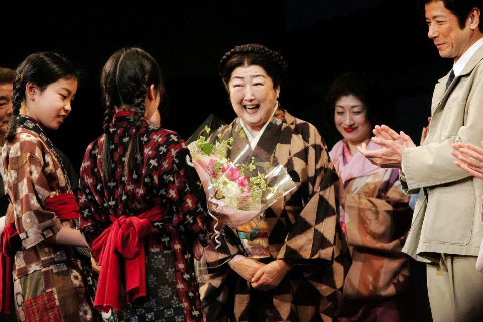 ２００９年「放浪記」カーテンコールで共演者の子役から花束を受ける青木玲子さん