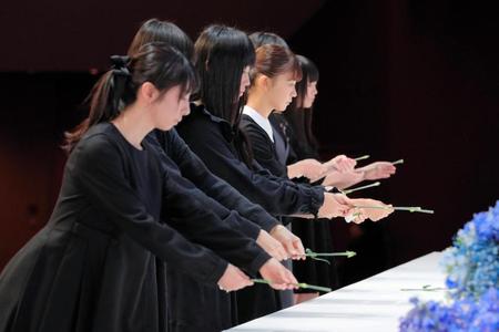 松野莉奈さんの祭壇に献花するエビ中のメンバー＝パシフィコ横浜