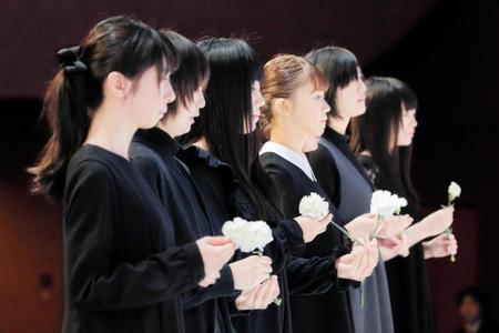 松野莉奈さんの祭壇に献花するエビ中のメンバー＝パシフィコ横浜