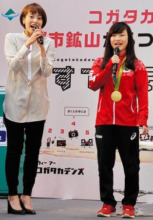 イベントで初共演した上田まりえ（左）と登坂絵莉＝東京・イトーヨーカドー葛西店