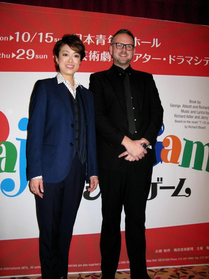 「パジャマゲーム」の制作発表会見に出席した北翔海莉（左）と演出家のトム・サザーランド＝大阪市内