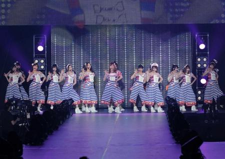 「ＫＡＮＳＡＩ　ＣＯＬＬＥＣＴＩＯＮ２０１７」に出演したＳＫＥ４８の松井珠理奈（前列左から６人目）＝京セラドーム大阪
