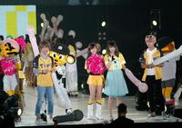 阪神タイガースの応援を「ＫＡＮＳＡＩ　ＣＯＬＬＥＣＴＩＯＮ２０１７」のステージでレクチャーする大川藍（（左から３人目）＝京セラドーム大阪