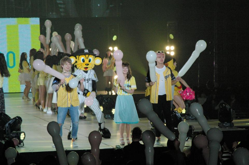 阪神タイガースの応援を「ＫＡＮＳＡＩ　ＣＯＬＬＥＣＴＩＯＮ２０１７」のステージでレクチャーする大川藍（中央）＝京セラドーム大阪