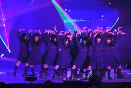 ライブで魅了する欅坂４６＝東京・代々木第一体育館（撮影・開出牧）