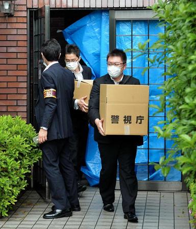 　田中容疑者の自宅から押収物を運び出す捜査員
