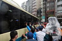　田中聖容疑者を乗せたとみられるバスに報道陣が群がる＝東京・渋谷署