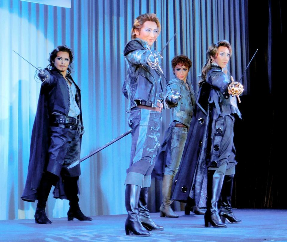 舞台の制作発表に登場した珠城りょうが（左から２人目）　