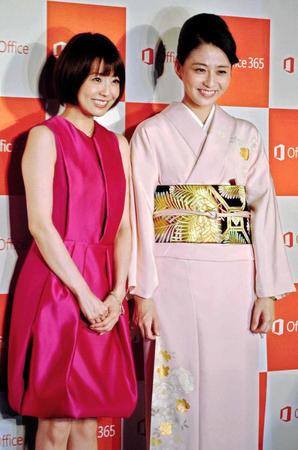 　２０１４年１０月、イベントで笑顔の小林麻耶（左）と麻央さん