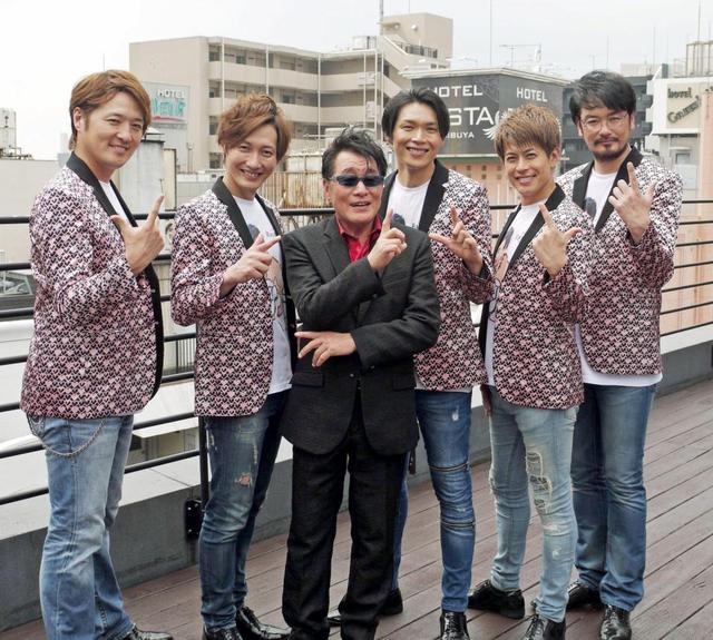 レーモンド松屋(中央)と純烈の酒井一圭、後上翔太、白川裕二郎、友井雄亮、小田井涼平(左から)=都内