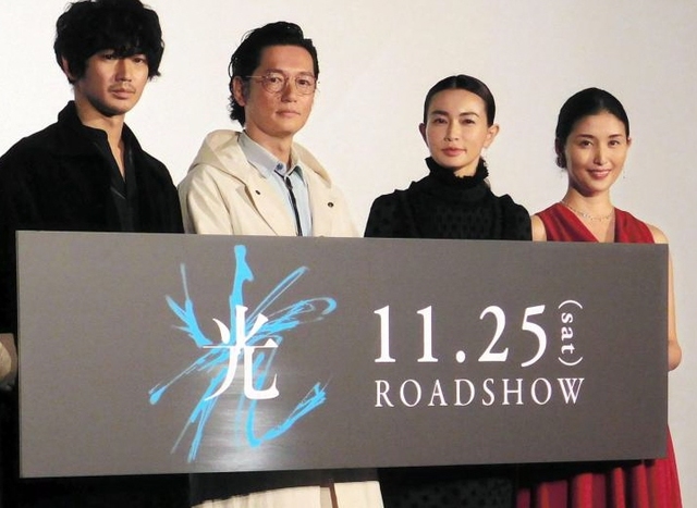 舞台あいさつした(左から)瑛太、井浦新、長谷川京子、橋本マナミ=東京・ユナイテッドシネマ豊洲