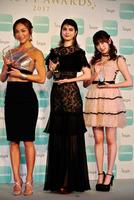 “美”が認められ表彰された（左から）ＡＹＡ、マギー、吉田朱里＝東京・芝公園