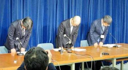 謝罪するＮＨＫの（左から）中田裕之理事、平賀和幸リスク管理部長、正籬聡広報局長