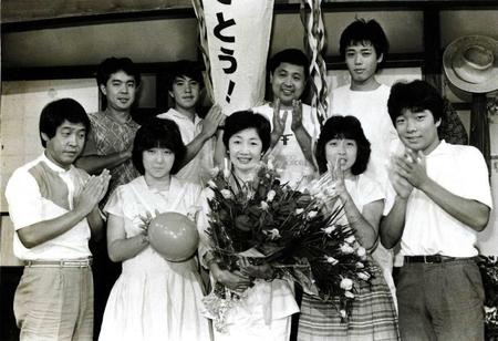 　死去した真屋順子さん（前列中央）。前列左端は夫婦役で名コンビを組んだ萩本欽一
