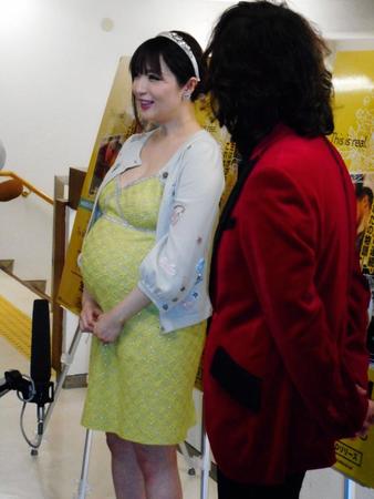 トークイベントに参加した来月出産予定の森下悠里（左）とダイアモンド☆ユカイ＝東京・中野