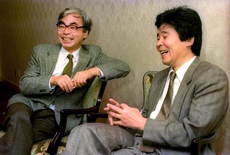 　１９９０年１１月、アニメ映画「おもひでぽろぽろ」について語る高畑勲さん。左は宮崎駿監督