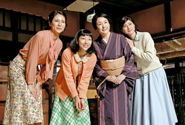 NHK連続テレビ小説「まんぷく」のクランクインを迎えた(左から)松下奈緒、安藤サクラ、松坂慶子、内田有紀=NHK大阪放送局(撮影・佐藤厚)