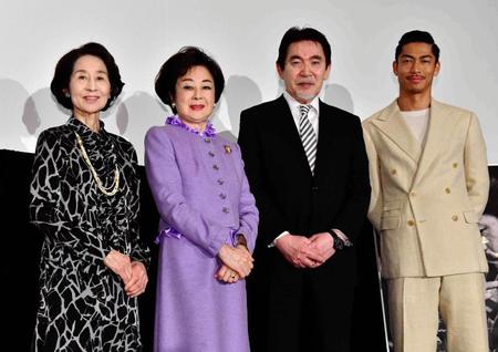 「ＭＩＦＵＮＥ　ＴＨＥ　ＬＡＳＴ　ＳＡＭＵＲＡＩ」初日舞台あいさつに出席した（左から）香川京子、司葉子、三船史郎氏、ＡＫＩＲＡ＝有楽町スバル座