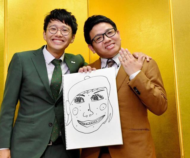 結婚相手の似顔絵を手に結婚報告するミキの昴生。左は亜生=吉本興業大阪本社(撮影・佐藤厚)