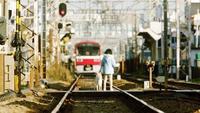 京急電車を眺めるサヤカ（新津ちせ）と愛犬ルー