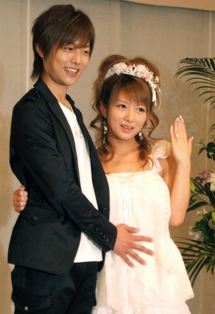 結婚報告会見での杉浦太陽&辻希美夫妻=2007年5月