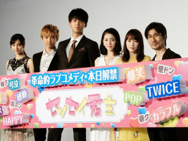 初日舞台あいさつに登場した(左から)新川優愛、佐藤大樹、竹内涼真、浜辺美波、川栄李奈
