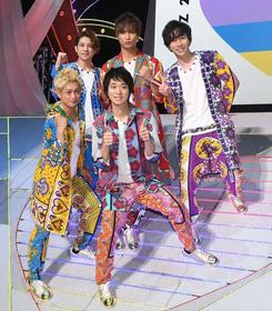 気合の入るA.B.C-Zの(前列左から)塚田僚一、戸塚祥太(後列左から)五関晃一、橋本良亮、河合郁人=東京国際フォーラム