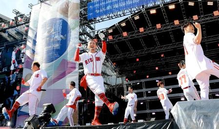 　野球のユニホームの衣装で「いいねダンス」を披露するＤＡ　ＰＵＭＰ。中央はＩＳＳＡ＝大阪市