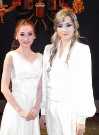 宝塚歌劇団月組新人公演「エリザベート」で主演した暁千星(右)とヒロインの美園さくら=宝塚大劇場