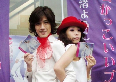 半田健人（左）とのデュエット曲「かっこいいブーガルー」をキャンペーンした渚ようこさん（２００６年12月撮影、都内）