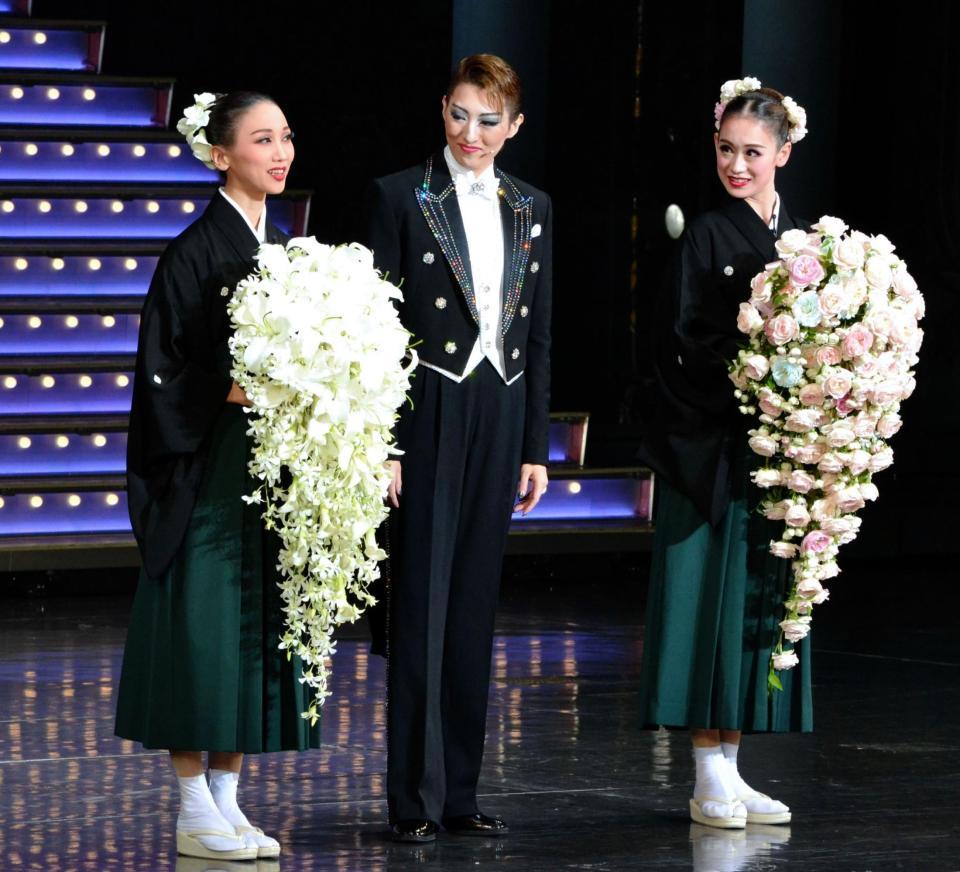 本拠地に別れを告げた月組トップ娘役・愛希れいか（右）と組長・憧花ゆりの（左）。中央はトップスター珠城りょう＝宝塚大劇場