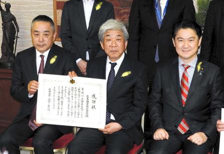 　贈呈式に出席した（左から）岡本昭彦氏、大崎洋氏＝東京・法務省