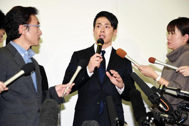 報道陣の質問に答える純烈・友井雄亮=都内(撮影・開出牧)