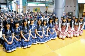 阪神淡路大震災の復興イベントに参加したKOBerrieS♪(左から7人目まで)とSOON project=神戸市長田区