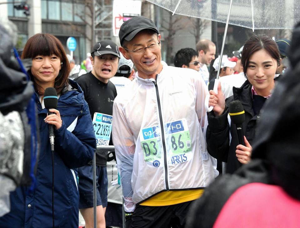 　東京マラソンを完走して取材を受ける山中伸弥教授。左は高橋尚子さん、右は日本テレビの岩本乃蒼アナウンサー＝東京・丸の内