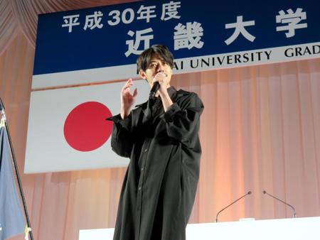 近畿大学の卒業式でゲストとしてスピーチを行った西野亮廣