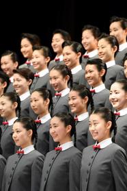 入学式で笑顔を見せ記念写真に納まる宝塚音楽学校の新入生たち=宝塚音楽学校(撮影・山口登)