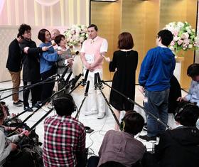 会見するオードリーの春日俊彰=TBS