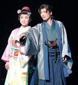 宝塚雪組公演「壬生義士伝」で熱演する真彩希帆(左)と望海風斗