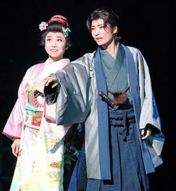 宝塚雪組公演「壬生義士伝」で熱演する真彩希帆(左)と望海風斗