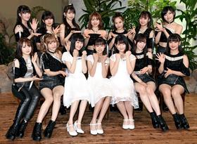メンバーに祝福される(中央左から)山崎愛生、岡村ほまれ、北川莉央の新メンバー=東京都内(撮影・園田高夫)