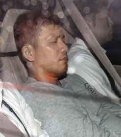 横浜地検を出る小林誠容疑者=23日午後5時17分