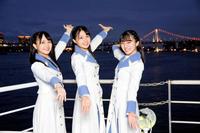 東京に初入港した劇場船のデッキで、レインボーブリッジをバックにポーズを決めるＳＴＵ４８の（左から）石田千穂、瀧野由美子、今村美月＝東京・晴海埠頭（Ｃ）ＳＴＵ