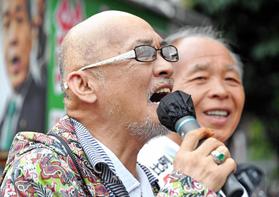 鈴木宗男氏(右)の応援に駆けつけ、熱唱する松山千春=東京・有楽町交通会館前(撮影・棚橋慶太)