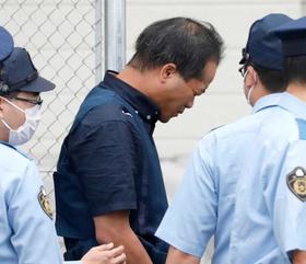 送検のため、茨城県警取手署を出る宮崎文夫容疑者