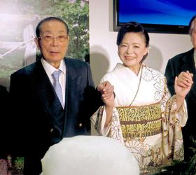 新曲発表会での中村典正さん(左)と妻の歌手・松前ひろ子=2014年