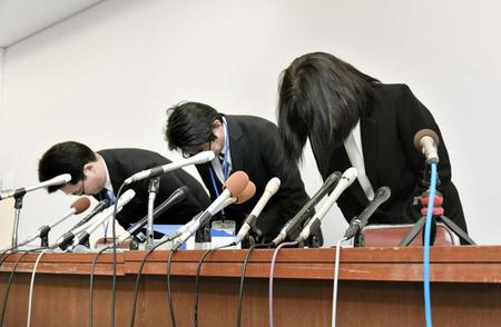 　教諭いじめ問題で、頭を下げる市立東須磨小の仁王美貴校長（右）ら＝９日午後、神戸市