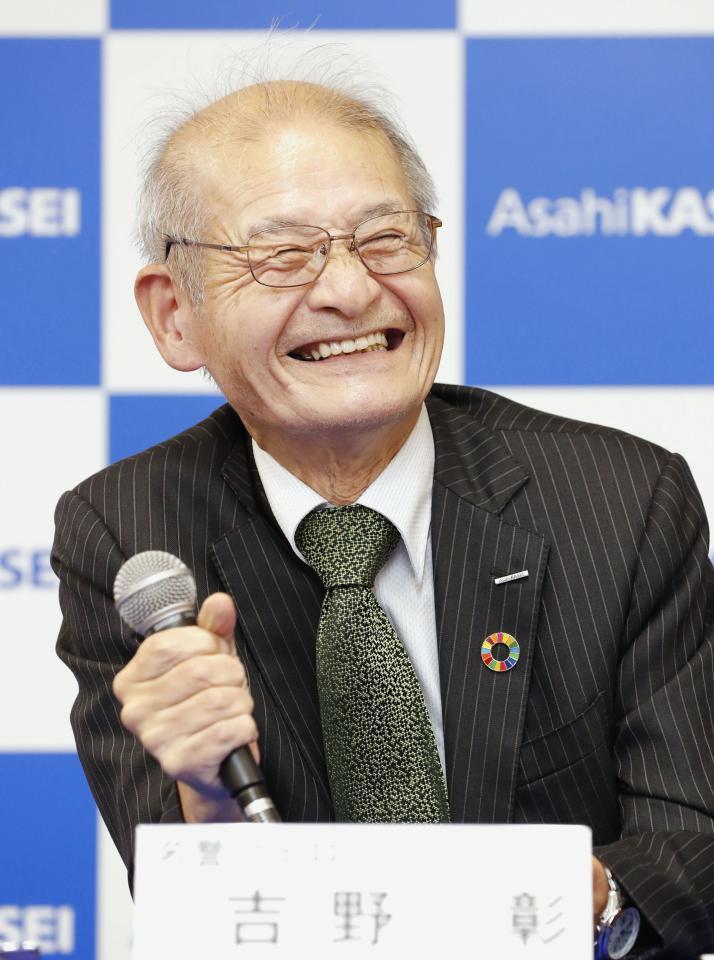 ノーベル化学賞の受賞が決まり、笑顔で記者会見する吉野彰旭化成名誉フェロー＝９日（提供・共同通信社）