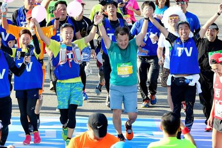 大阪マラソンで歓喜のゴールを果たしたブラックマヨネーズ・小杉竜一＝大阪市内
